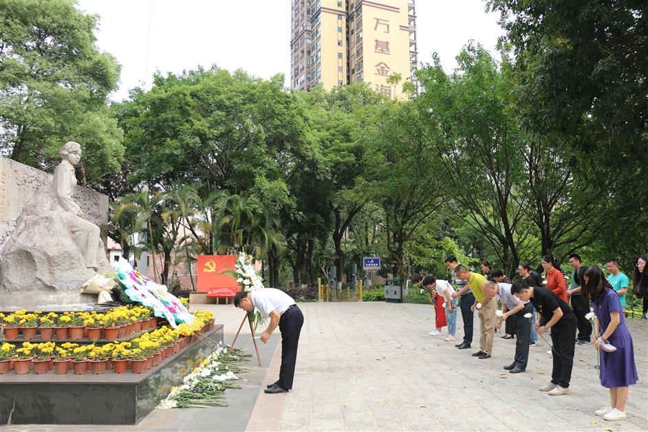 祭英烈活动现场.jpg