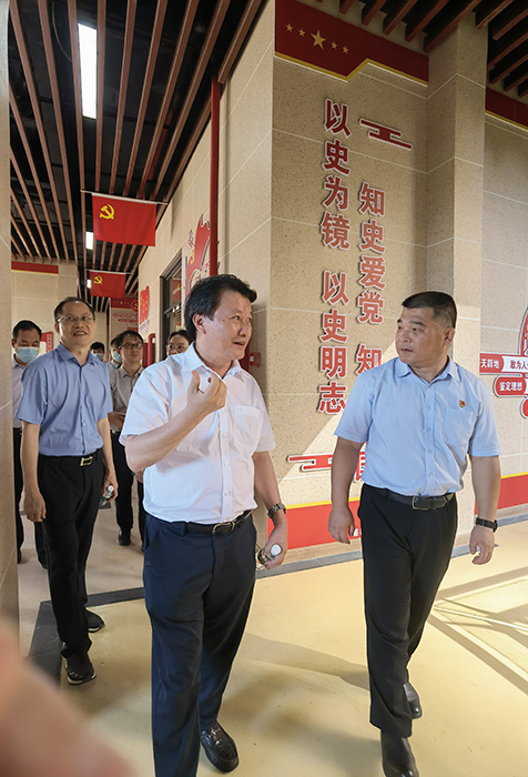 调研组在湛江市调研盛和园“红色物业”示范单位党建工作.jpg