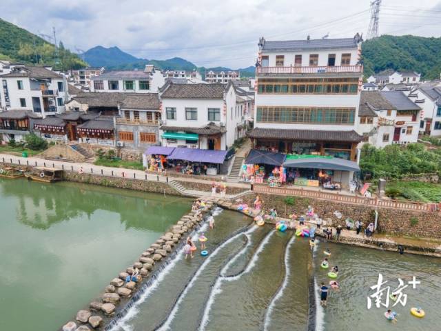 上河村壶源江治理好后，孩子们在江边戏水玩耍。