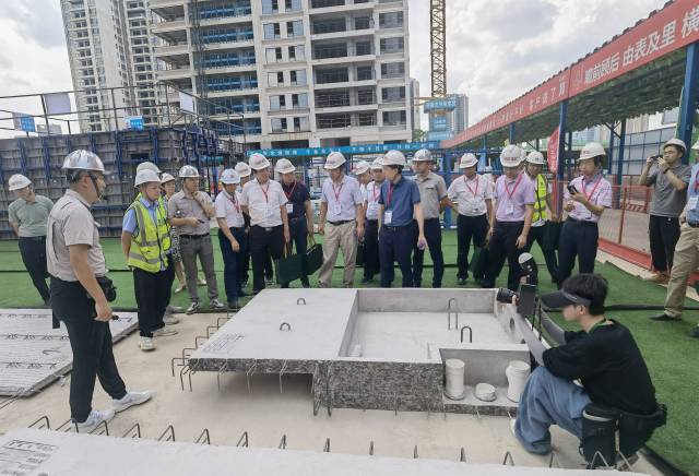 与会者在南海区实地考察参观装配式建筑和绿色建材应用项目“万科璞悦山”。唐梦 摄