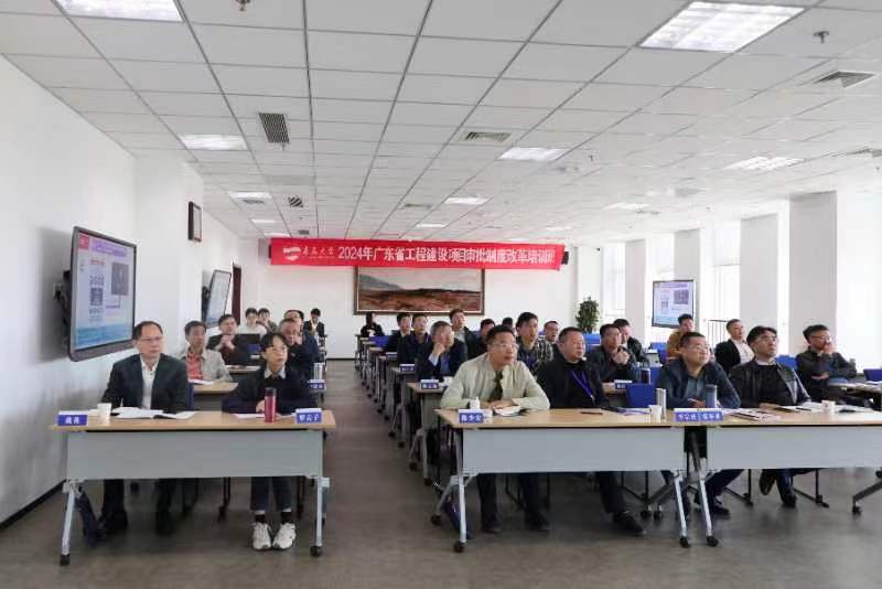培训班学员认真听课.jpg