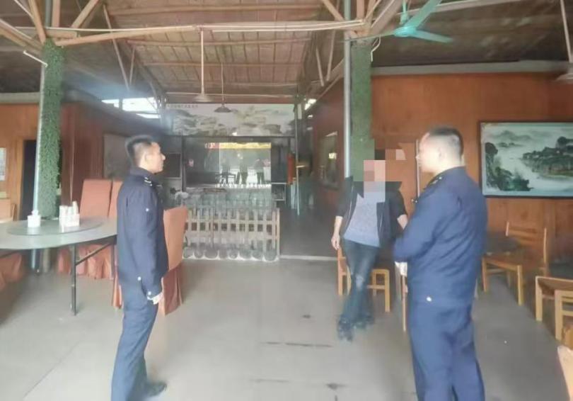 城管执法人员对当事人进行释法宣传.jpg