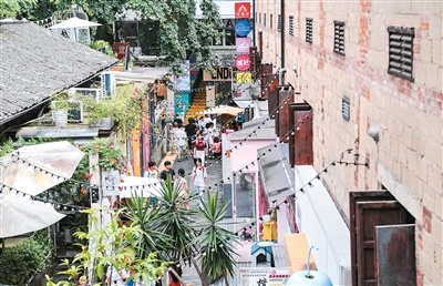 重庆市江北区聚焦城市存量空间提质增效，大力实施城市体检和城市更新行动。图为游客在江北区北仓文创街区游览。.jpg